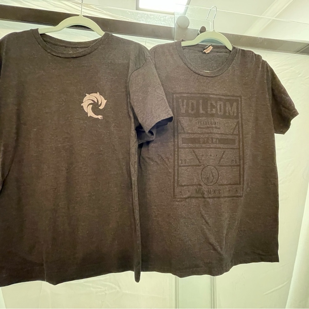 Mens lot of 2 surf shirts size medium VolcomWRV